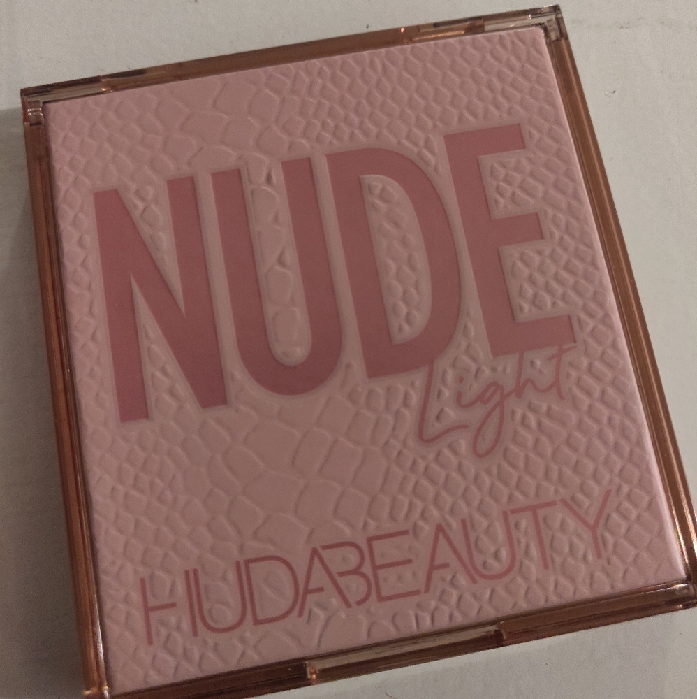 Huda Light Nude palette